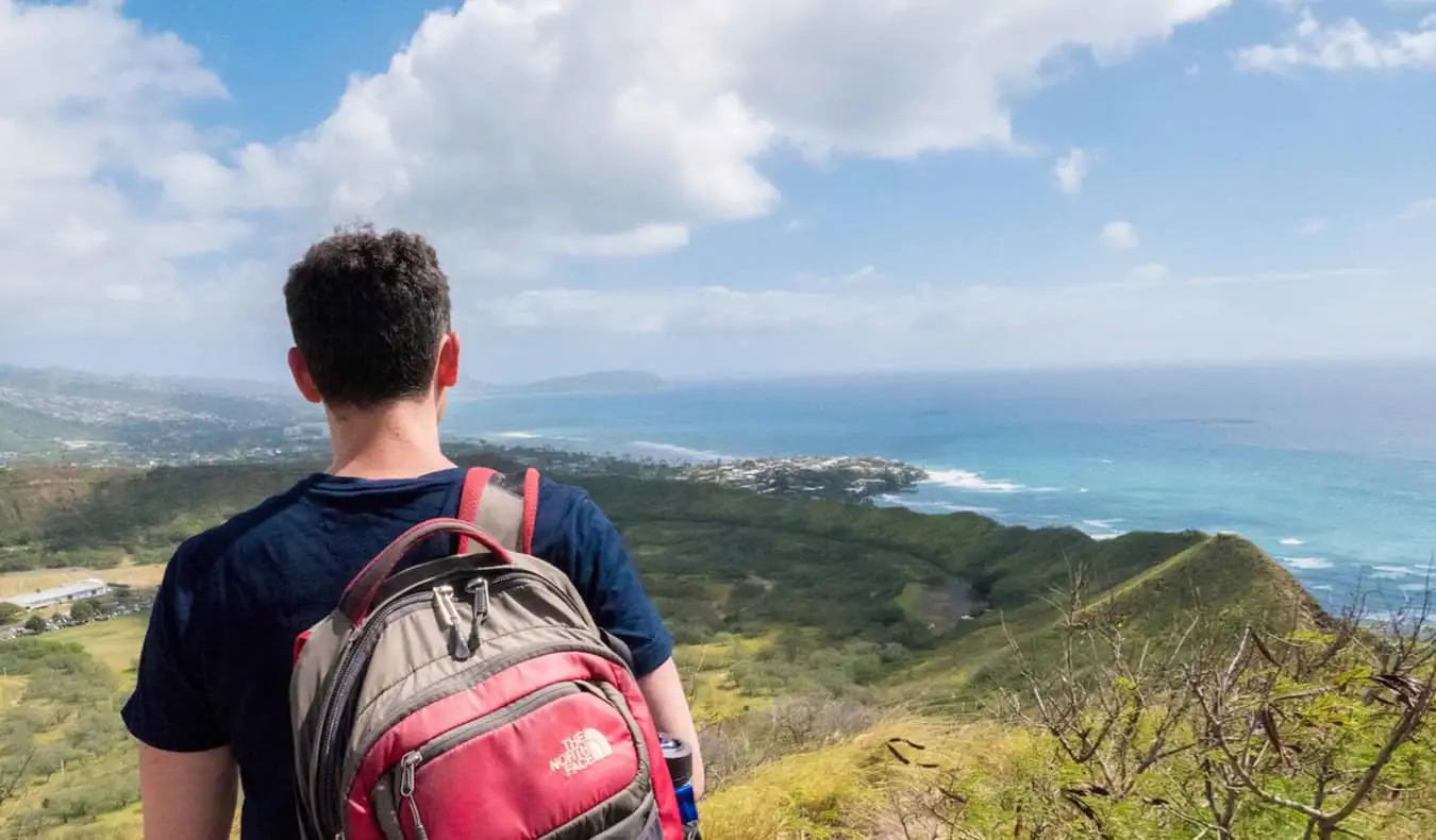 Randonnée nomade Matt près de l'océan à Hawaï, États-Unis