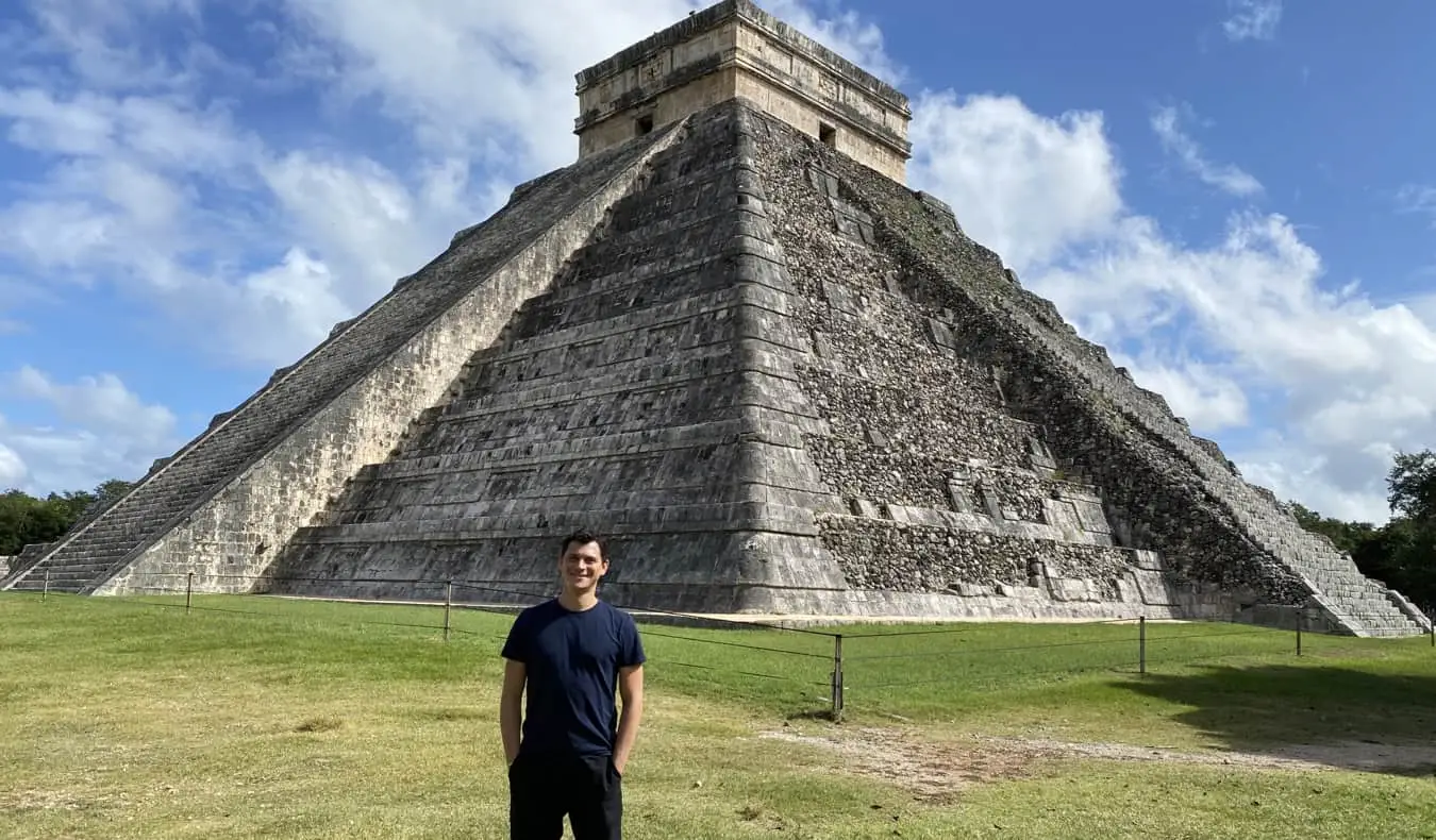 Nomadyczny Matt pozuje do zdjęcia w pobliżu Chichen Itza w Meksyku