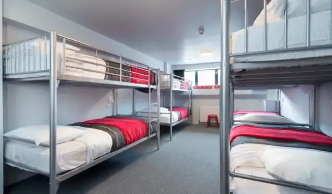 Schlafsaal mit Etagenbetten aus Metall im Urbanz Hostel in Neuseeland