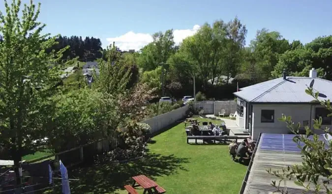 Wanaka, Yeni Zelanda'daki Mountain View Backpackers'ın arka bahçesi