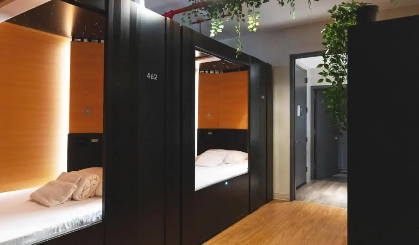 hai khoang ngủ đơn tại Nap York Hostel ở New York