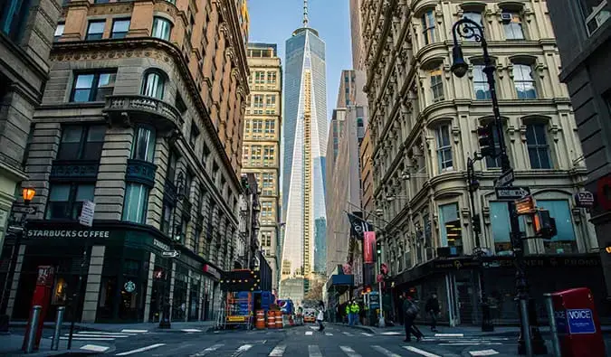 मैनहट्टन, NYC में एक व्यस्त सड़क के दोनों ओर ऊंची इमारतों के साथ न्यूयॉर्क शहर का सड़क दृश्य