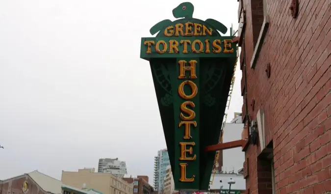 Een bord buiten het Green Tortoise hostel in Seattle, Washington