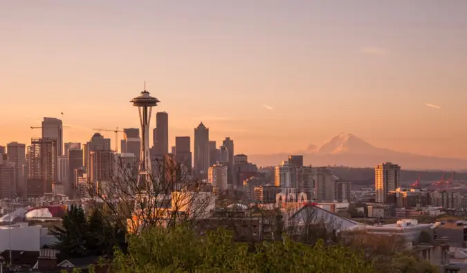 De skyline van Seattle met de Space Need en Mount Rainier op de achtergrond