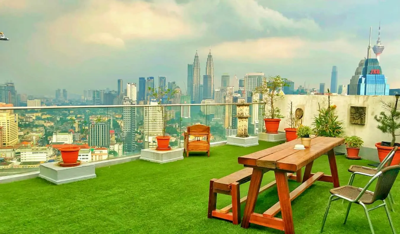 A Penthouse 34 hűvös tetőterasza, egy hostel Kuala Lumpurban, Malajziában