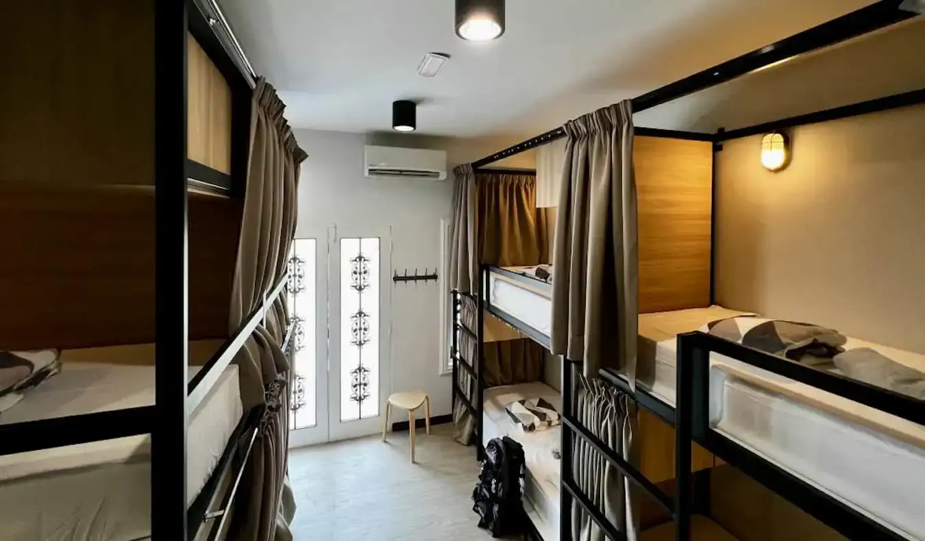 Kamar asrama yang luas dengan tempat tidur susun di The Freedom Club Hostel di Kuala Lumpur, Malaysia