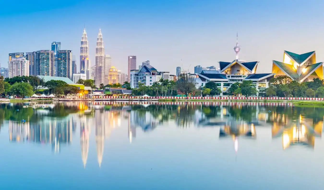 Utsikten med utsikt över fantastiska Kuala Lumpur, Malaysia, sett från en närliggande park med en sjö