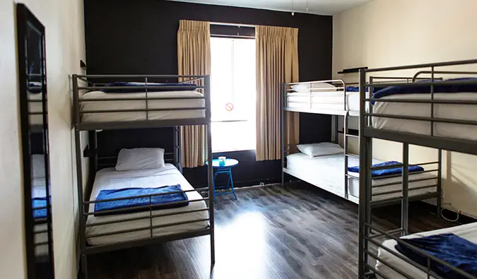 Simple ngunit modernong dorm room sa Samesun Hollywood Hostel sa Los Angeles