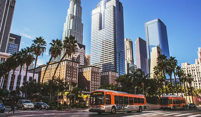 una scena di strada con un autobus a Los Angeles