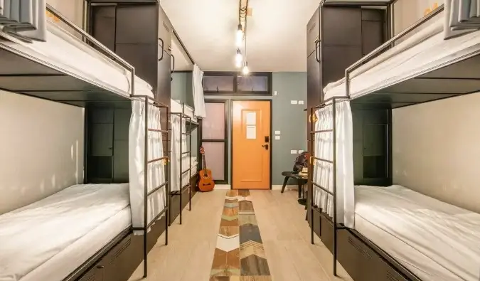 Paturi tip pod într-o cameră de la hostelul The Spot din Tel Aviv, Israel