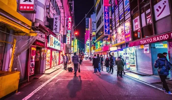 Et farverigt foto af det skarpe lys i Tokyo, Japan om natten