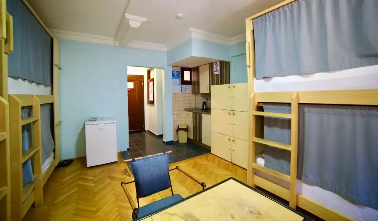 Nội thất của Yolo Hostel ở Istanbul, Thổ Nhĩ Kỳ với giường tầng và rèm bằng gỗ trong căn phòng ký túc xá nhỏ