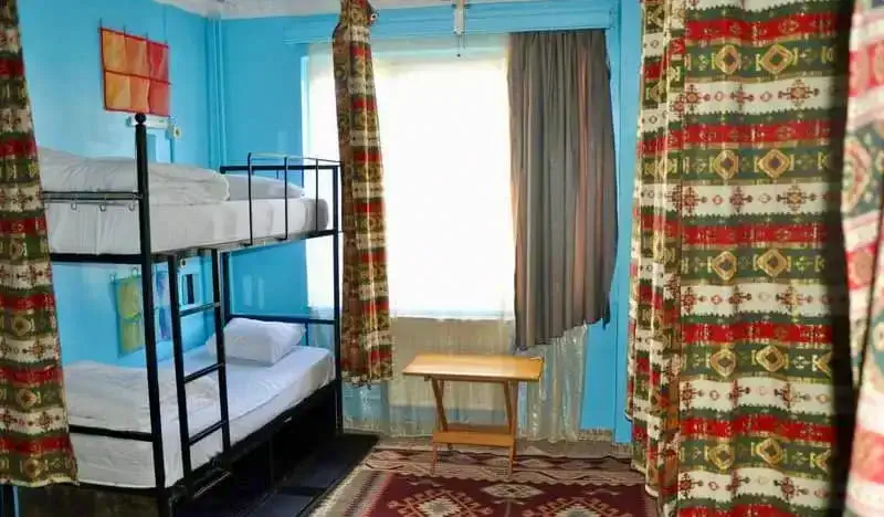 Ang loob ng Bahaus Hostel sa Istanbul, Turkey, na nagtatampok ng mga asul na pader sa isang maaliwalas at maliit na dorm