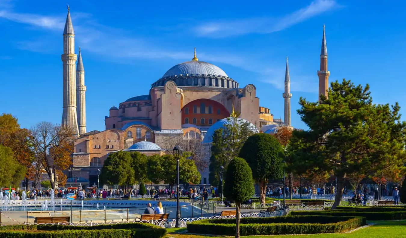 Ikoniskā Hagia Sophia Stambulā, Turcijā, gaišā un saulainā dienā