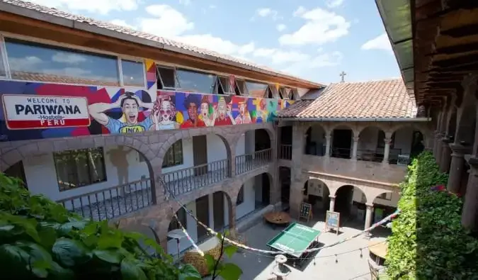 Vista del pati interior d'estil colonial de Pariwana, un hostal a Cusco, Perú