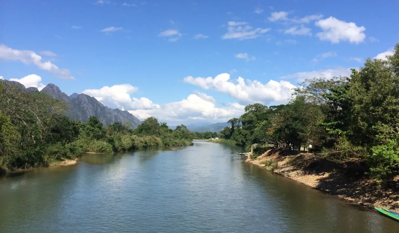 Laos'taki Luang Prabang nehrine doğru bakış