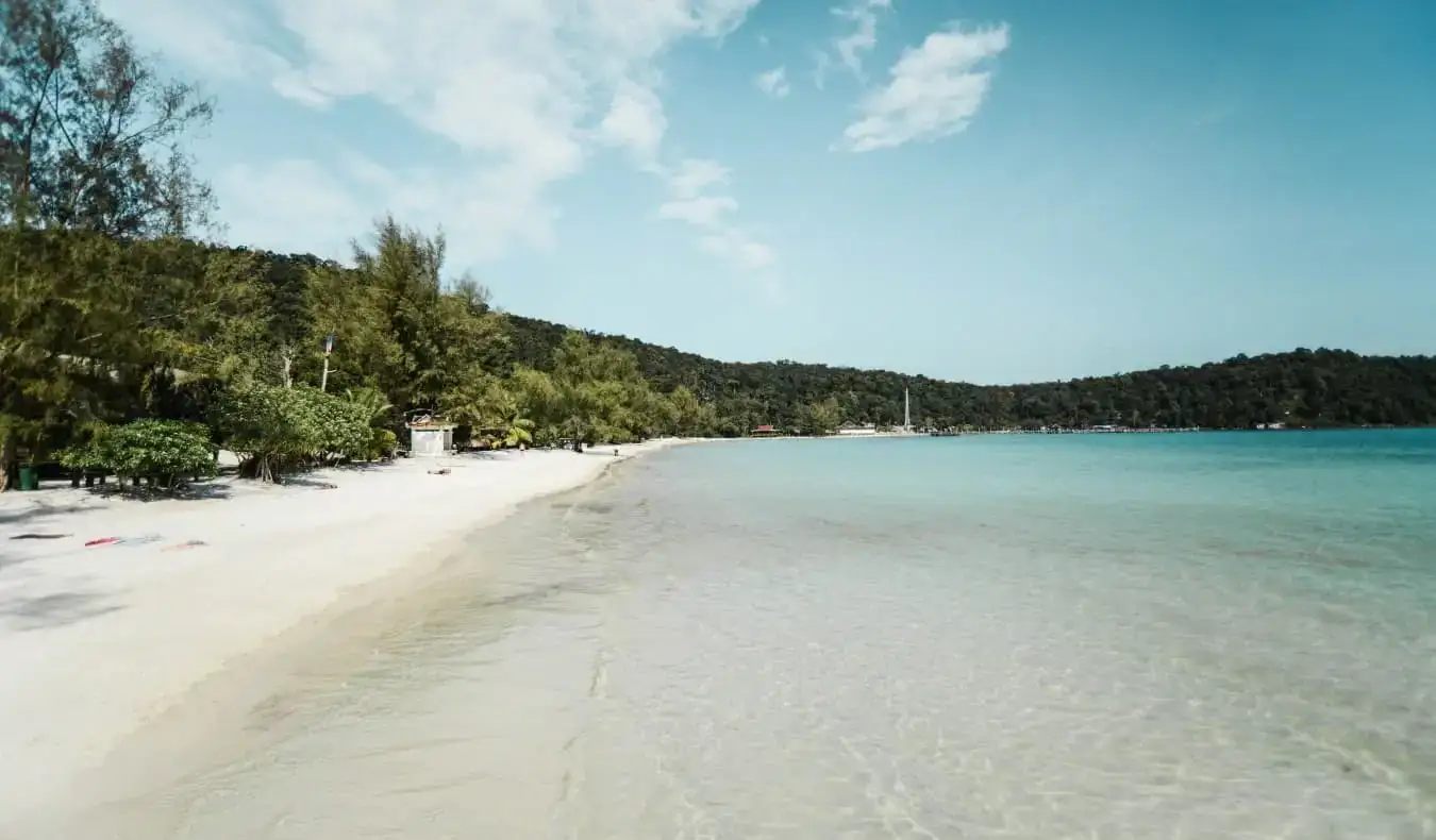 Sihanoukville, Kamboçya sahilinde küçük bir tekne