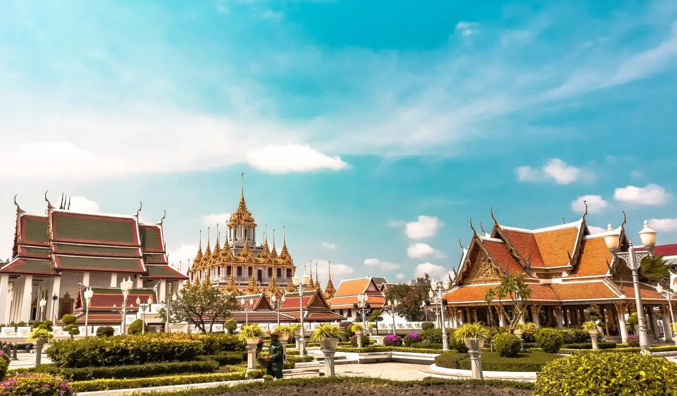 Bangkok, Tayland'da güneşli bir gökyüzüne karşı Budist tapınakları