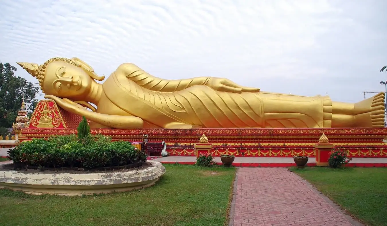 Buda dorado reclinado en Vientiane, Laos