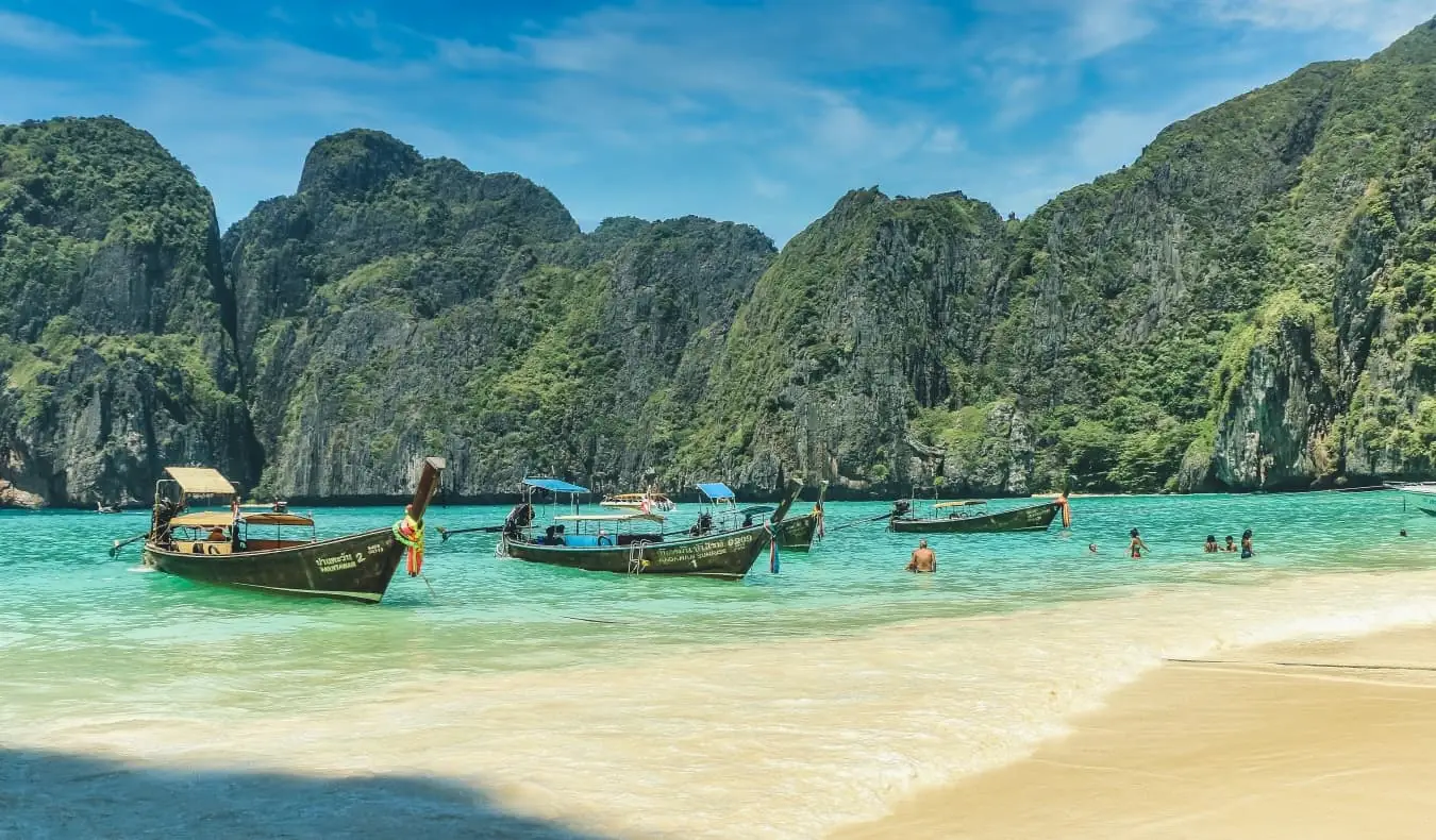 Perahu ekor panjang di pantai di Thailand