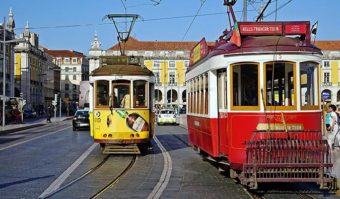 リスボンのカラフルな路面電車