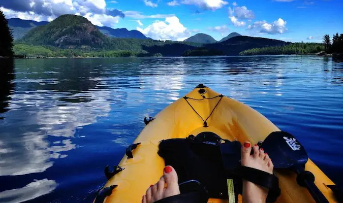 arielle in kayak nella natura meravigliosa