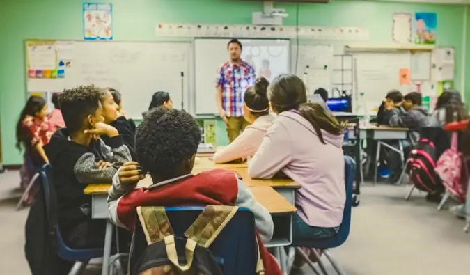 Un professeur d'anglais langue seconde donnant une leçon dans une salle de classe