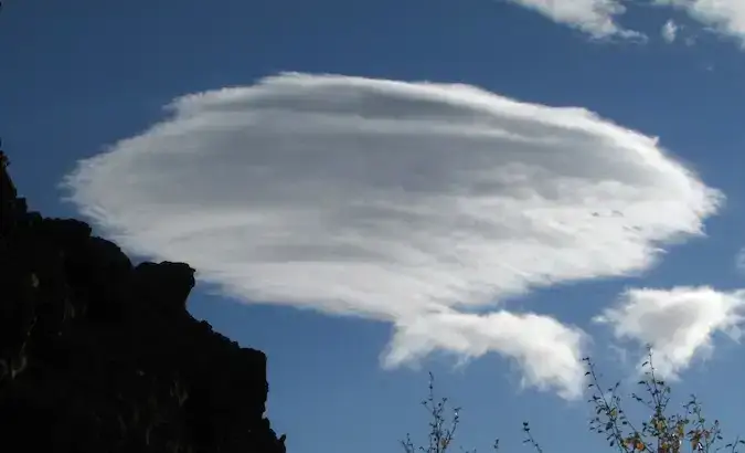 Superbe nuage d'OVNI en Islande