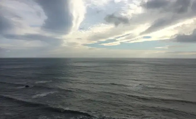 Awan yang indah di atas laut yang keras di hujung timur Iceland