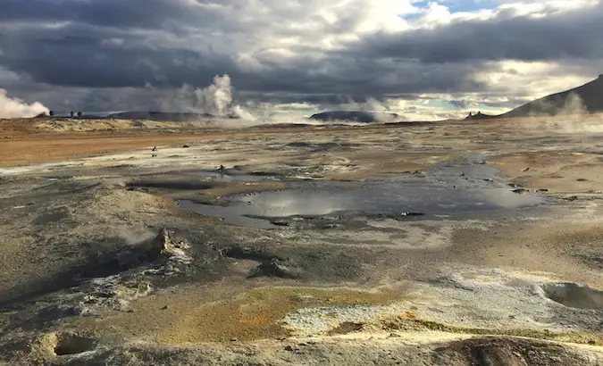 Sírne bazény v Hverir neďaleko jazera Myvatn na severe Islandu