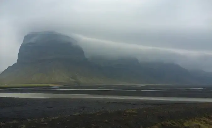 za deštivého dne na jihu Islandu byly tyto gigantické hory zahalené v mracích