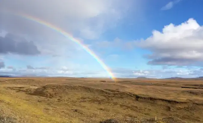 pelangi bercahaya megah di atas Iceland dilihat semasa perjalanan saya