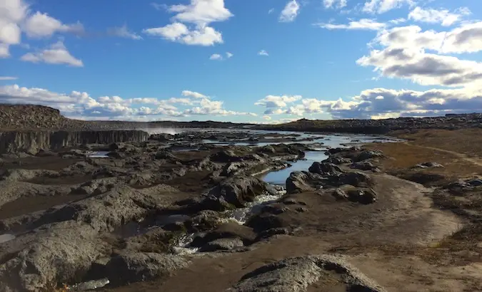 Små bassenger og lavasteiner nær Settifoss