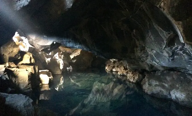 A água da caverna é quente o suficiente para nadar e costumava ser uma piscina pública para a Islândia