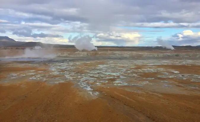 bassin de soufre appelé Hverir avec de l'eau bleue et de la terre rouge