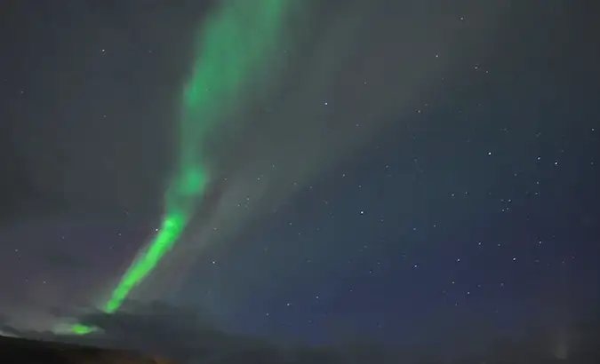 Paysage en regardant les aurores boréales depuis le pays d'Islande