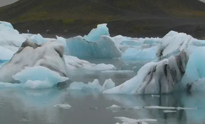 Jökulsárlón na dumadaloy na ice lagoon sa timog-silangan ng Iceland