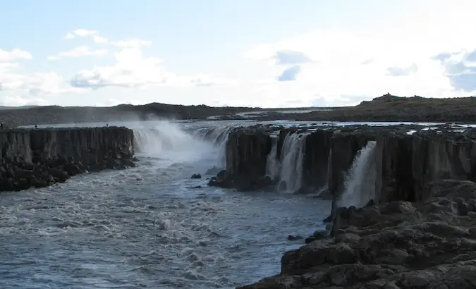 Scéna vodopádu Selfoss na Islande