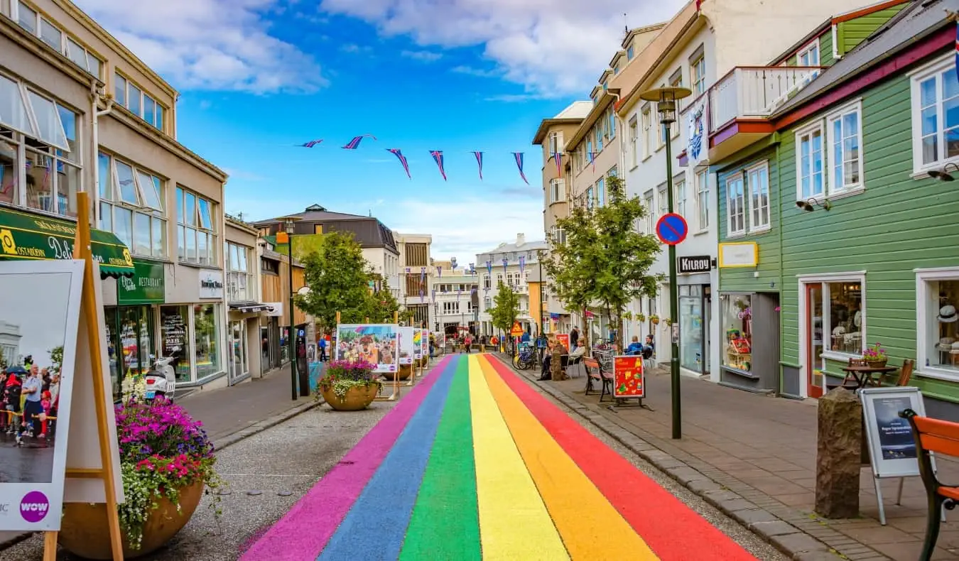 Uma rua no centro de Reykjavik pintada com as cores do arco-íris