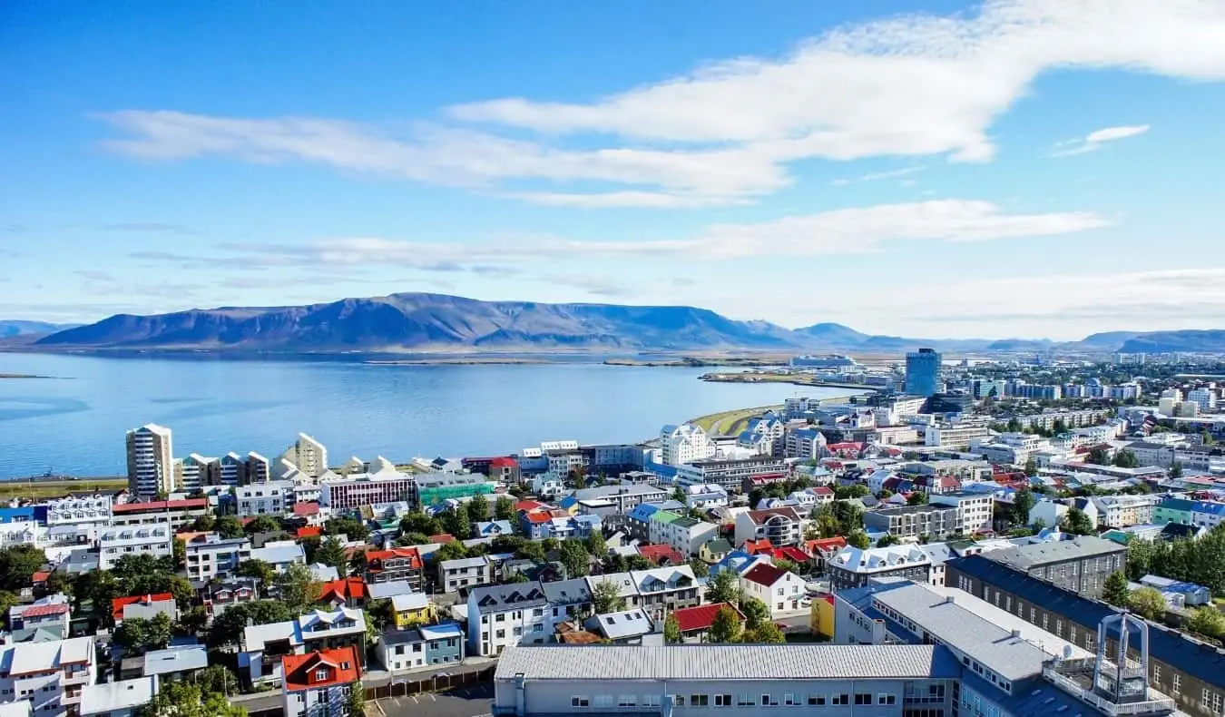 privind casele colorate din Reykjavik