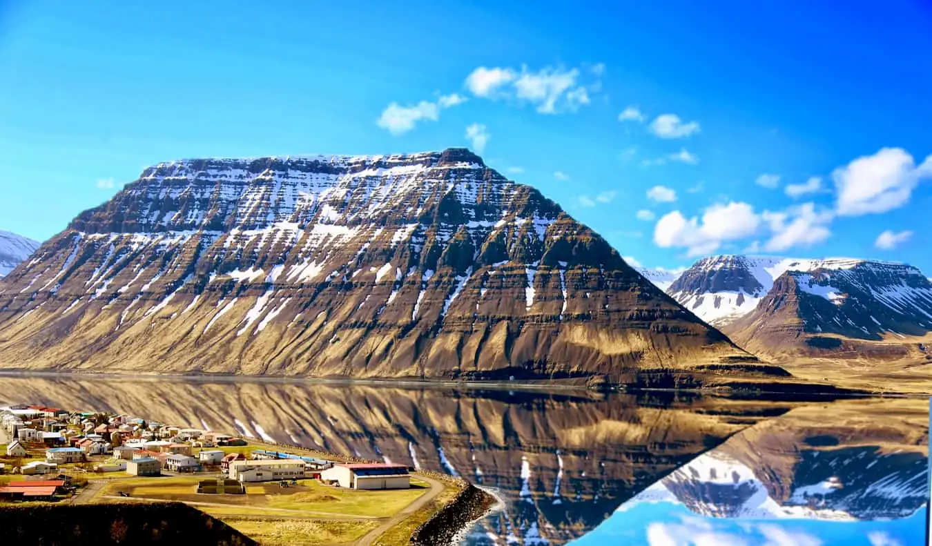 Uma pequena aldeia na costa dos remotos Westfjords, na Islândia