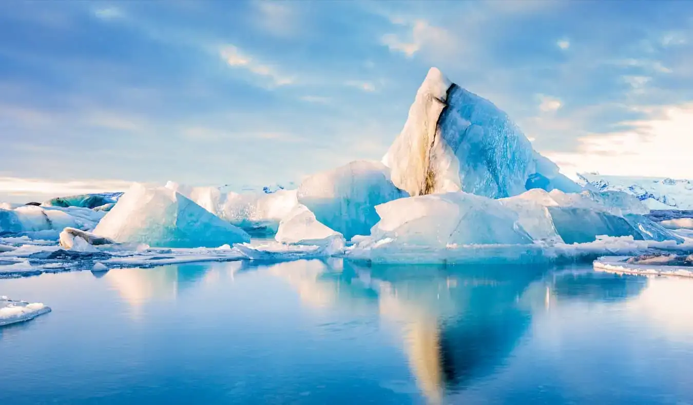 Isang malaking iceberg na lumulutang sa malaking lagoon sa kahabaan ng pangunahing kalsada ng Iceland