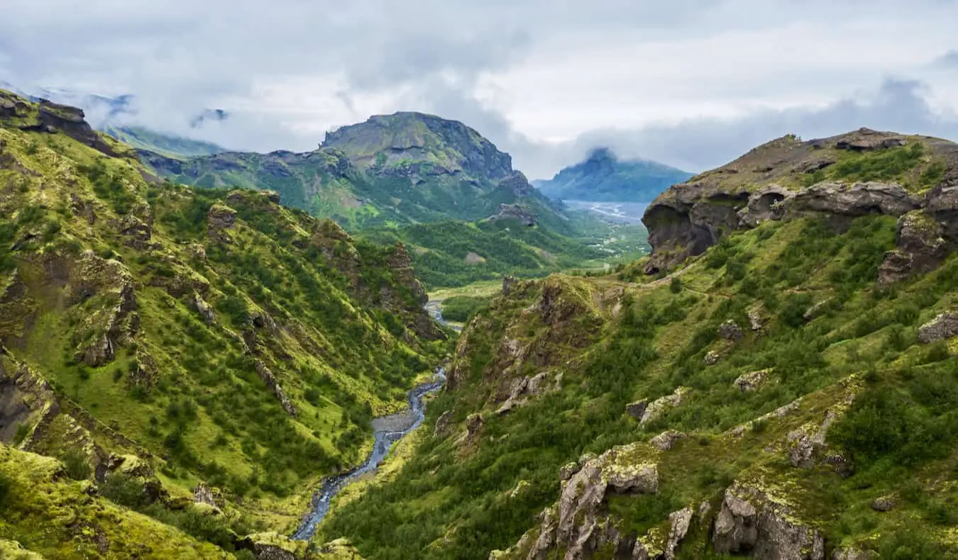 Die atemberaubende Aussicht auf die zerklüftete Landschaft in der Nähe des Fimmvorduhals-Wanderwegs im ländlichen Island