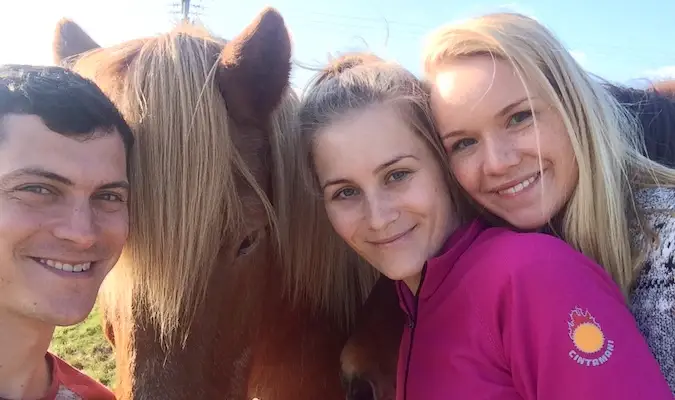 Met twee IJslanders een lokale boerderij in IJsland zien