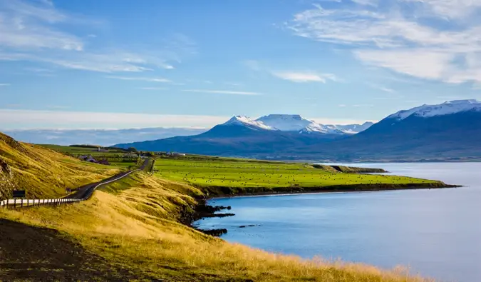 Một ngày đẹp trời ở Iceland gần bờ biển