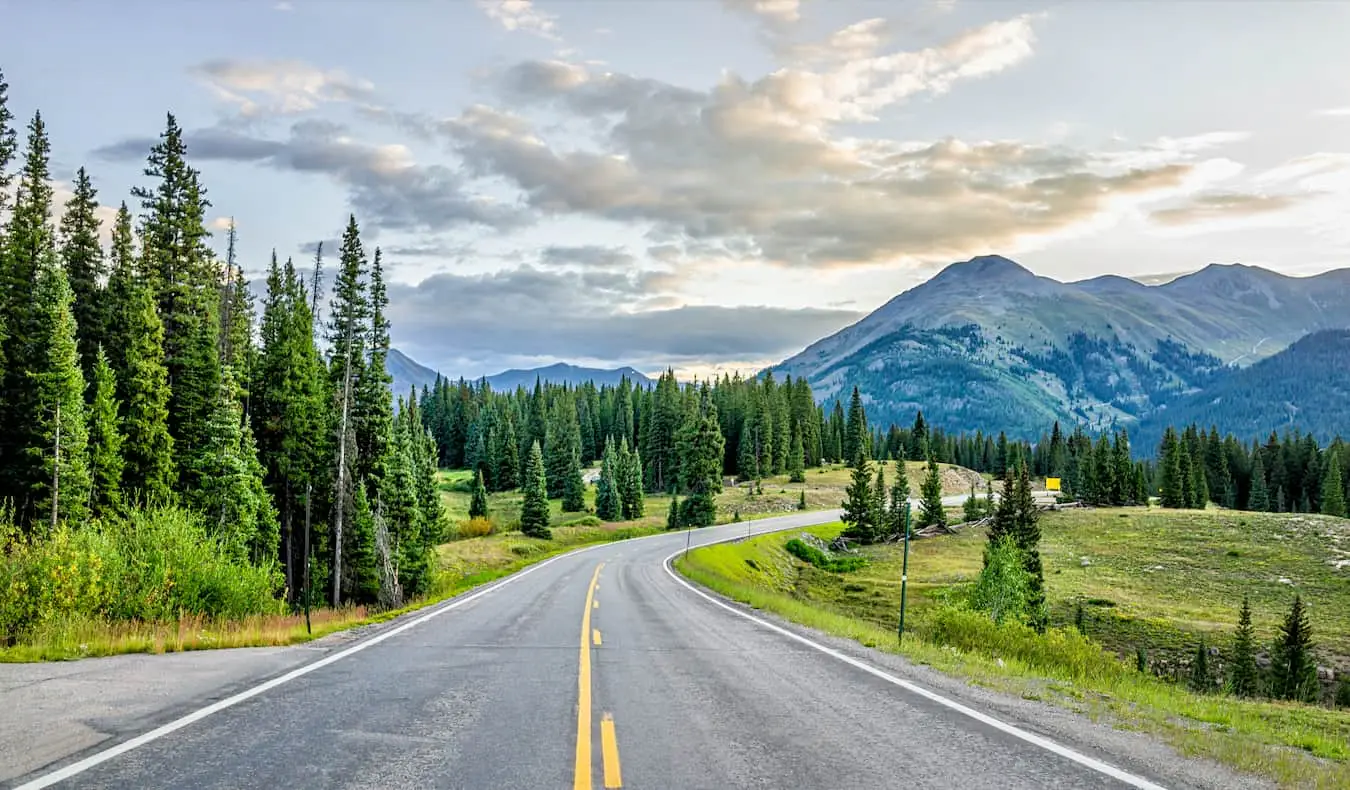 A estrada aberta em uma viagem por uma bela paisagem natural no exterior