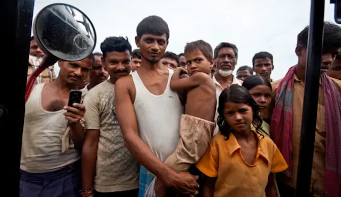 Grupo C de lugareños curiosos en la India.