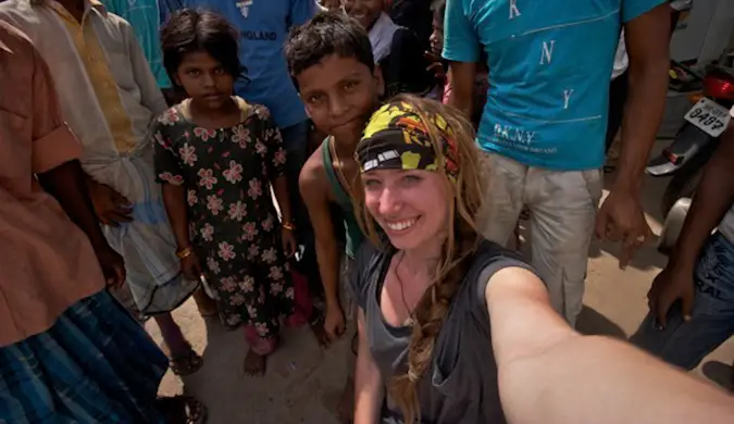 Candace Rardon nel bel mezzo di una sessione fotografica circondata da indiani locali