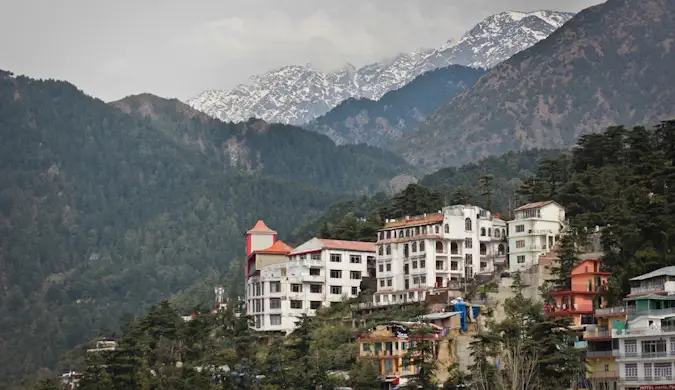 Een prachtig klein stadje op de berghelling in de Himalaya