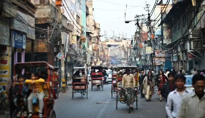 インドの繁華街を埋め尽くす人々と人力車